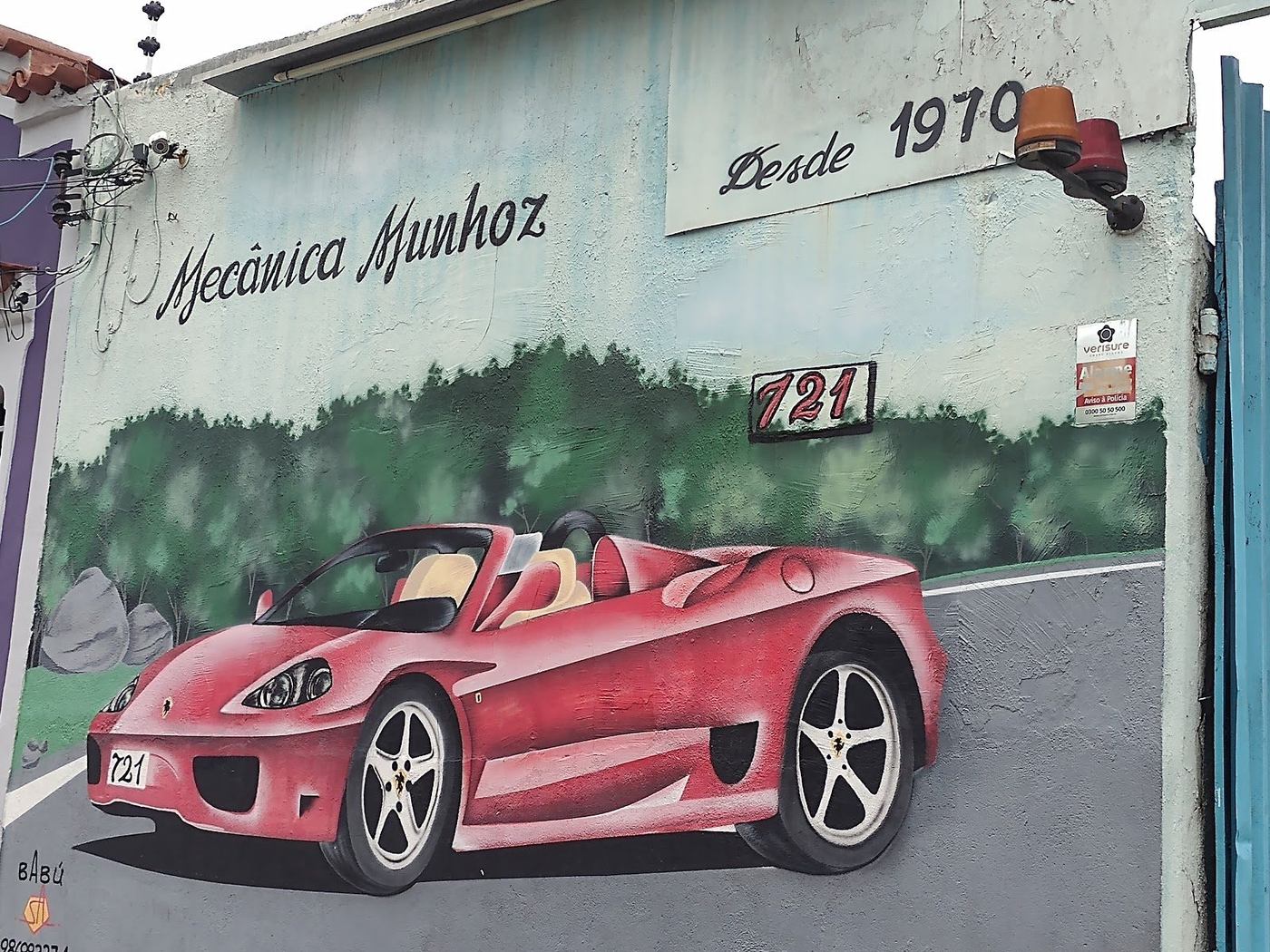 Mural pintado na fachada da Mecânica Munhoz, com o nome da oficina e o número 721